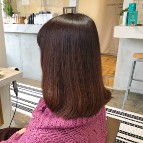 ピンクグレージュの髪色の女性