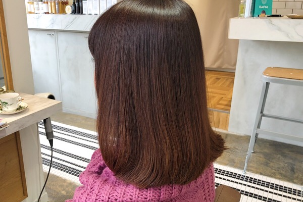 ピンクグレージュの髪色の女性