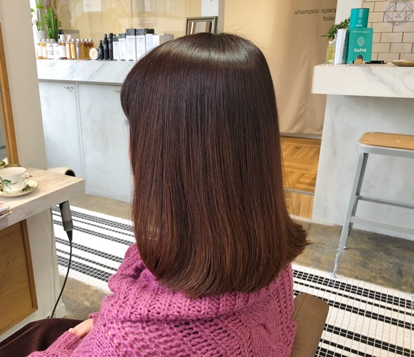 ピンクグレージュの髪色の女性