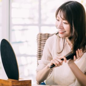 ヘアケアをする女性