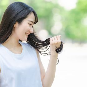 髪を柔らかくする方法とは？硬い髪の原因と扱いやすくするケア方法を徹底解説！