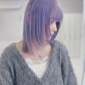 鮮やかな紫の髪色の女性