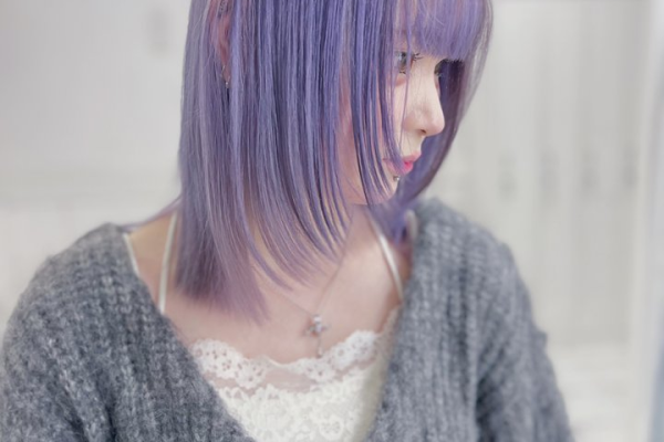 鮮やかな紫の髪色の女性