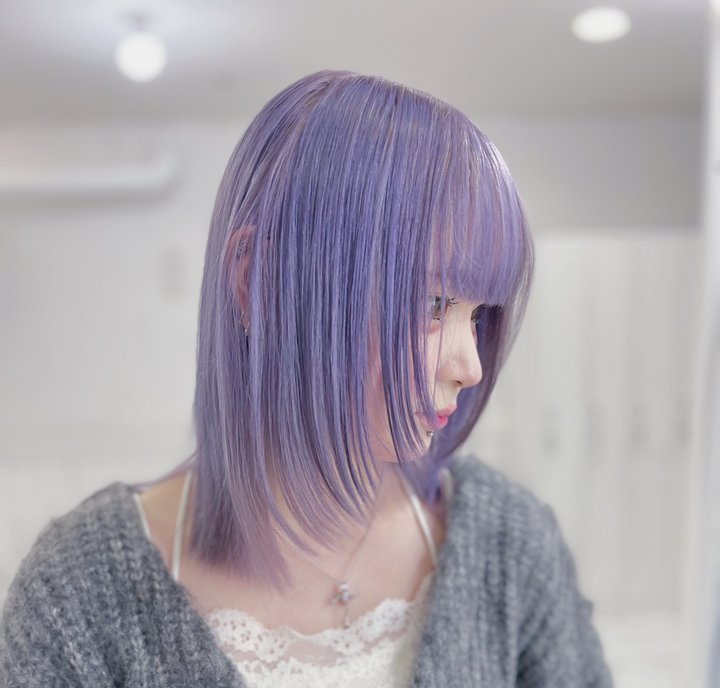 鮮やかな紫の髪色の女性