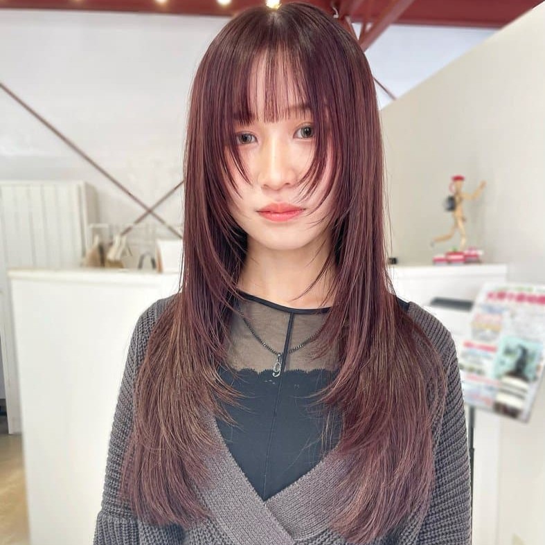 モーブピンクのレイヤーカットをした女性