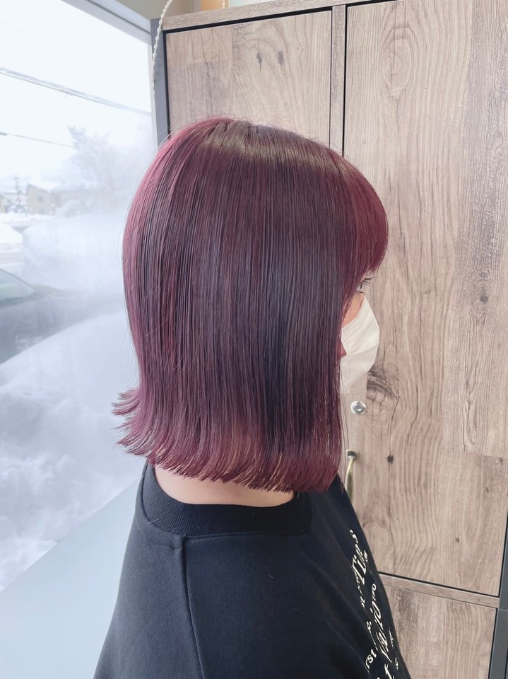 ブリーチありモーブピンクのヘアカラーをした女性