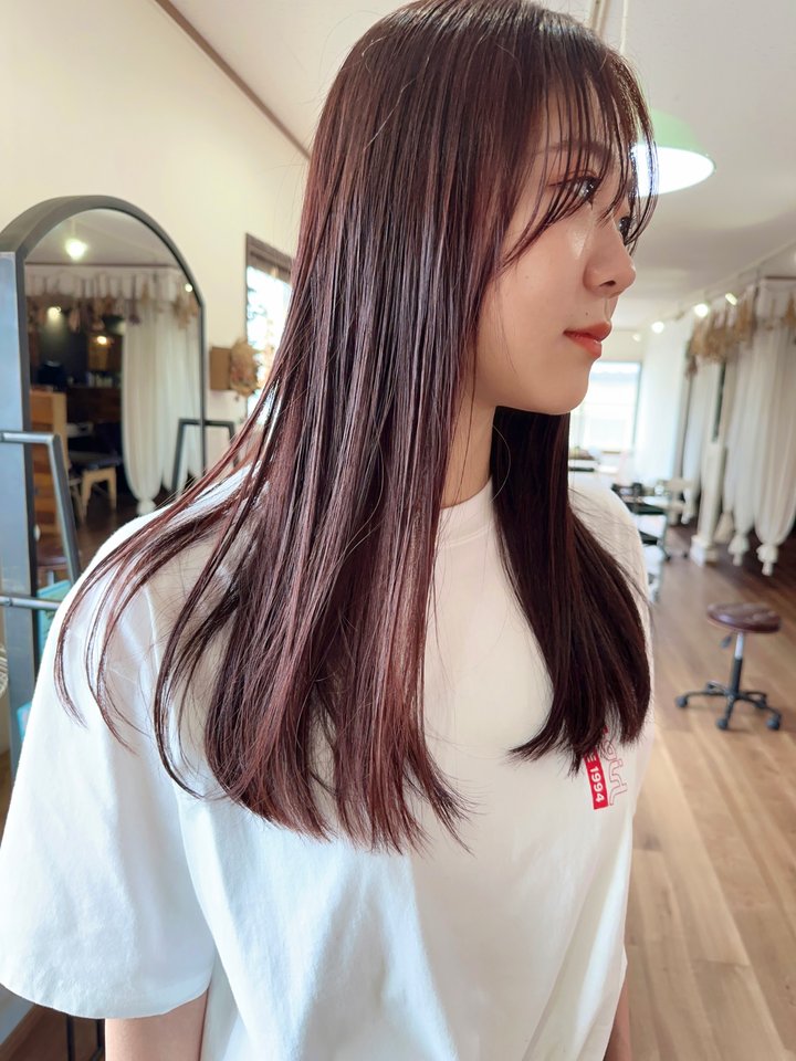 ブリーチなしモーブピンクのヘアカラーをした女性