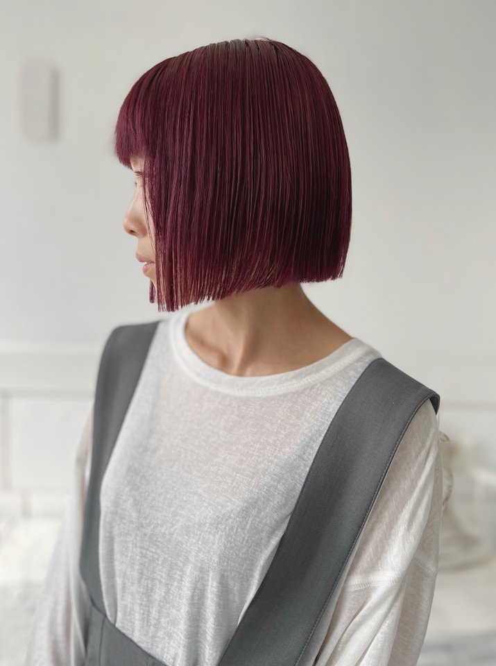 モーブピンク(ボブ)のヘアカラーをした女性