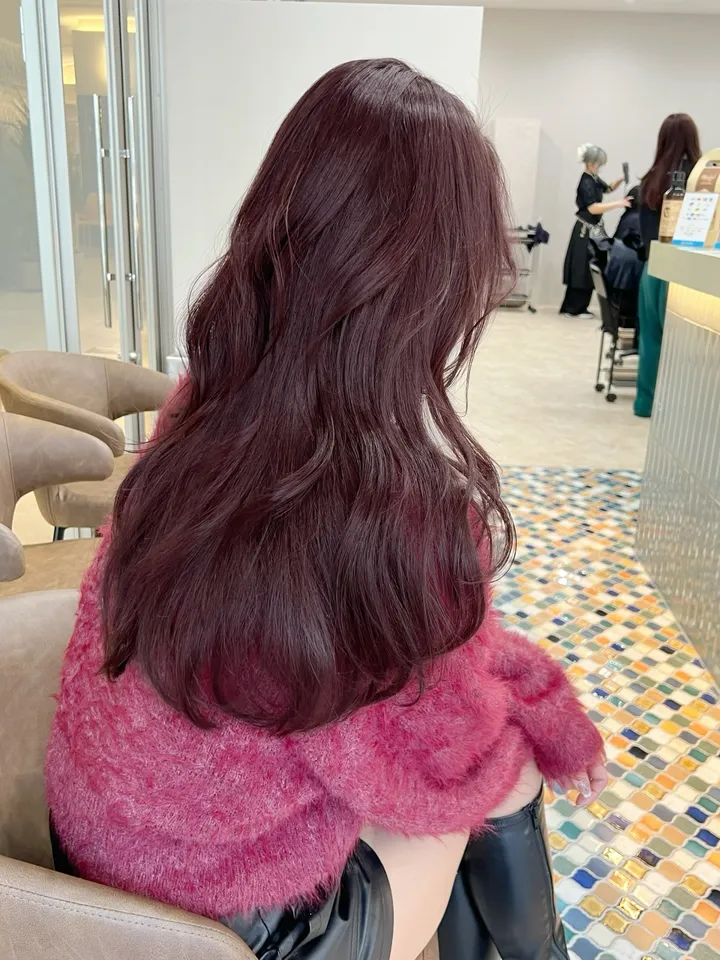 モーブピンクのヘアカラーをした女性