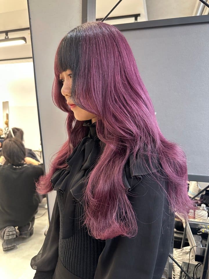 モーブピンク(ロングウェーブ)のヘアカラーをした女性