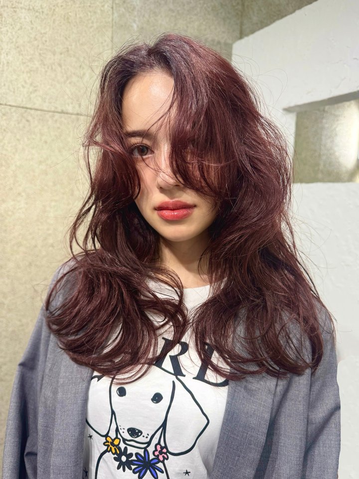 ブルべに似合うモーブピンクのヘアカラーをした女性