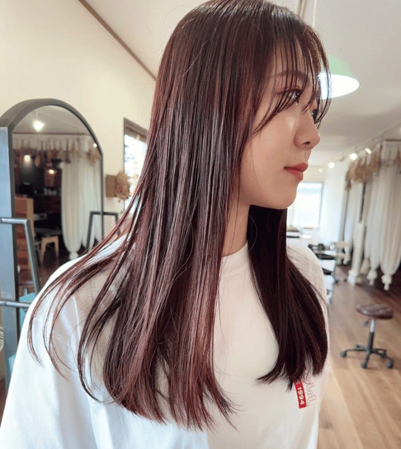 8トーンのチョコレートヘアカラーをした女性