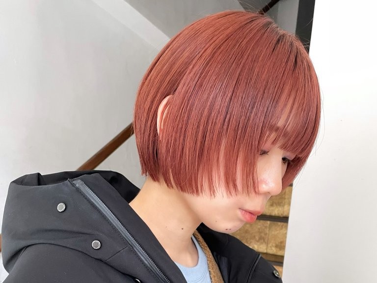 コーラルピンクの髪色