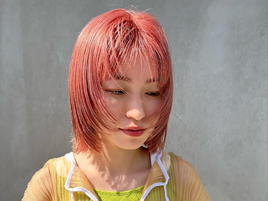 コーラルピンクの髪色