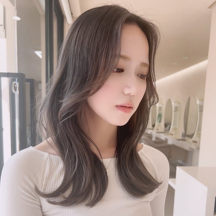 ブリーチありのダークグレージュの髪色