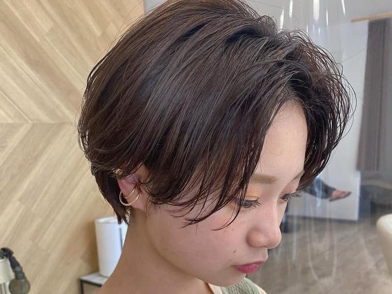 ショートヘアのダークグレージュの髪色