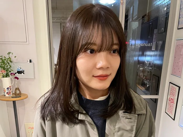 ミディアムヘアのダークグレージュの髪色