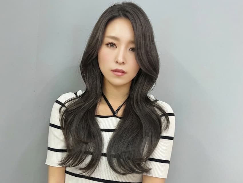 ロングヘアのダークグレージュの髪色