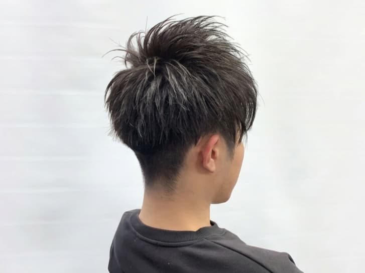 メンズのダークグレージュの髪色