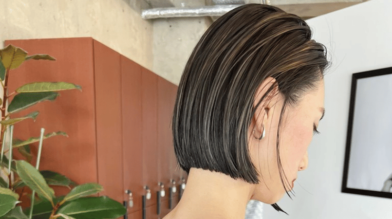 8トーンボブハイライトのヘアカラーをした女性
