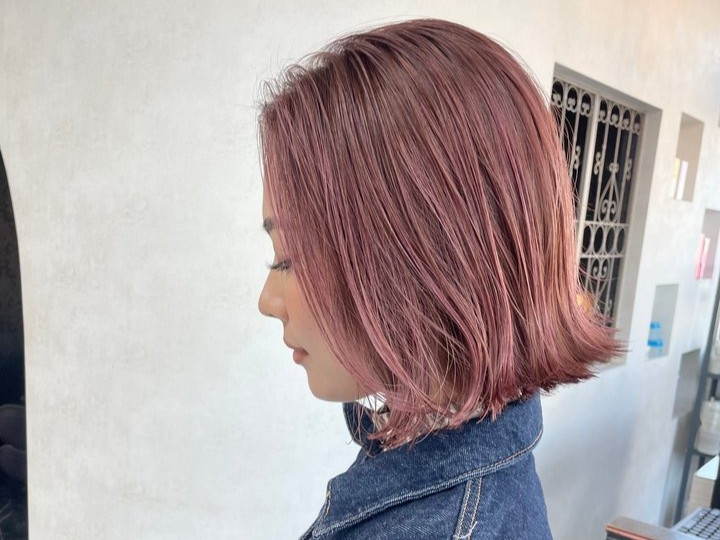 ピンクグレージュの髪色