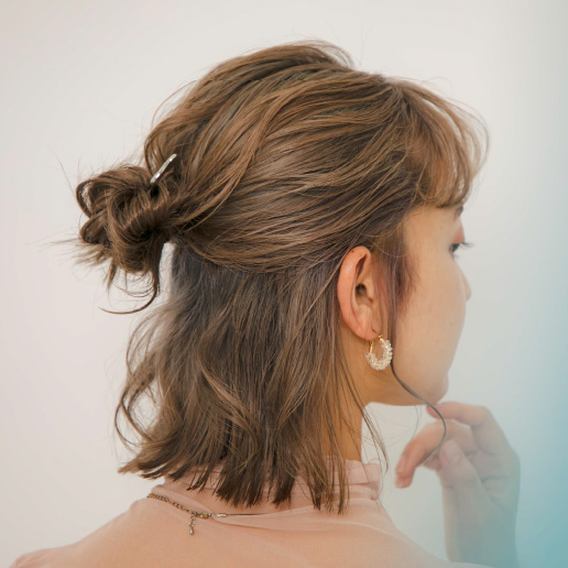 ゴムとヘアアクセだけで簡単ハーフアップ