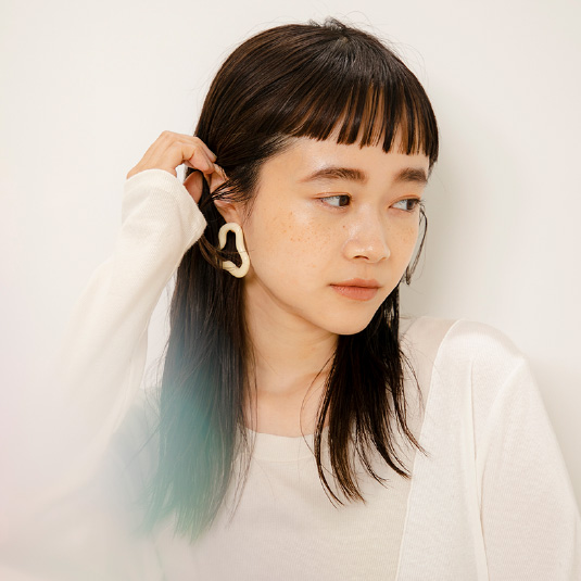 ワイドバングがアクセントの遊び心のあるモードスタイル