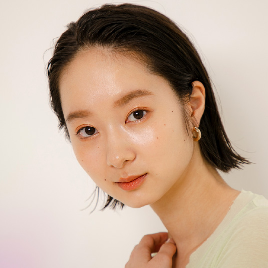 かき上げスタイリングで大人スリークボブ