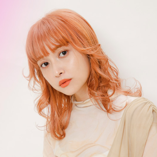 ウルフの顔回りのゆる巻きでこなれ感UP