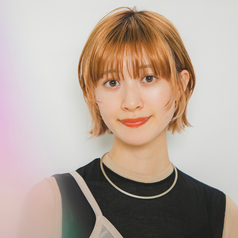 顔周りレイヤーを生かした束感のある外はねショートボブ